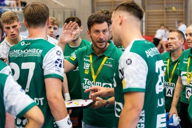 Ben MATSCHKE FRISCH AUF Goeppingen, Coach during a time-out FRISCH AUF Goeppingen FAG vs SG Koendringen Teningen, Handball, Men, S Cup Altensteig 2025, Season 2025 2026, 01 08 2025 FRISCH AUF Goeppingen FAG vs SG Koendringen Teningen, Handball, Men, S Cup Altensteig 2025, Season 2025 2026, 01 08 2025 Altensteig Copyright: xEibnerxPressefoto OliverxSchmidtx EP_OST
