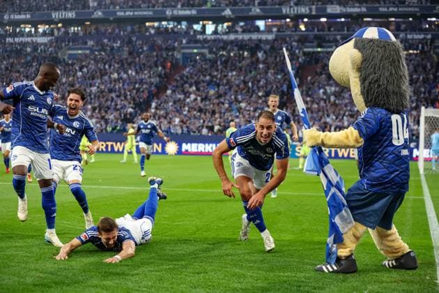 Gelsenkirchen, Germany, 01 08 25 Nikola Katic FC Schalke 04 goal celebration, cheers with his team after scoring the 2 0 goal during the 2 Bundesliga match between FC Schalke 04 Hertha BSC Berlin at Veltins Arena on August 01, 2025 in Gelsenkirchen, Germany Gelsenkirchen Veltins Arena Germany Copyright: xStefanxBrauer Brauer-Fotoagenturx