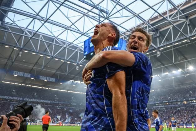 Gelsenkirchen, Germany, 01 08 25 Nikola Katic FC Schalke 04 goal celebration, cheers with his team after scoring the 2 0 goal during the 2 Bundesliga match between FC Schalke 04 Hertha BSC Berlin at Veltins Arena on August 01, 2025 in Gelsenkirchen, Germany Gelsenkirchen Veltins Arena Germany Copyright: xStefanxBrauer Brauer-Fotoagenturx