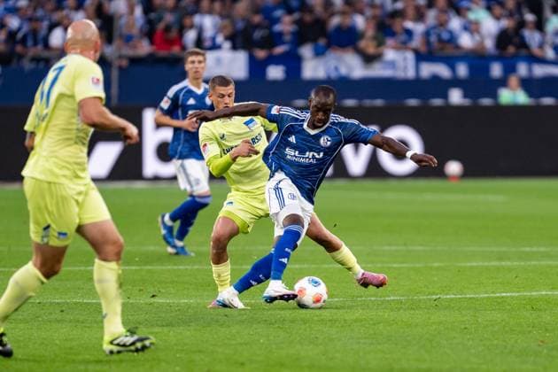 GER, 2 FBL FC Schalke 04 vs Hertha BSC Berlin 01 08 2025, Veltins Arena, Gelsenkirchen, GER, 2 FBL FC Schalke 04 vs Hertha BSC Berlin in the picture duel between Christopher Antwi Adjej FC Schalke 04, 18 and Michael Michaël Cuisanc Hertha BSC Berlin, 10 nordphotoxGmbHxx xChristianxSchulze nph000300