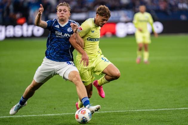 GER, 2 FBL FC Schalke 04 vs Hertha BSC Berlin 01 08 2025, Veltins Arena, Gelsenkirchen, GER, 2 FBL FC Schalke 04 vs Hertha BSC Berlin in the picture duel between Peter Remmert FC Schalke 04, 39 and Marton Dardai Marton Dardai Hertha BSC Berlin, 31 nordphotoxGmbHxx xChristianxSchulze nph000300