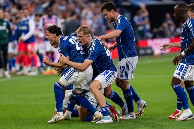 GER, 2 FBL FC Schalke 04 vs. Hertha BSC Berlin 01 08 2025, Veltins Arena, Gelsenkirchen, GER, 2 FBL FC Schalke 04 vs. Hertha BSC Berlin in the picture Goal celebrations Cheering the goal for 1 0 by Moussa Sylla FC Schalke 04, 9 Timo Becker FC Schalke 04, 5 Soufiane El Faouzi FC Schalke 04, 23 Peter Remmert FC Schalke 04, 39 Adrian Gantenbein FC Schalke 04, 17 Nikola KatiÄ‡ Katic FC Schalke 04, 25 nordphotoxGmbHxx xChristianxSchulze nph000300