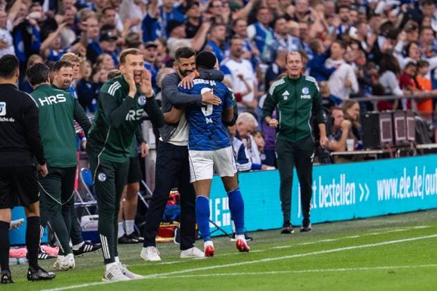 GER, 2 FBL FC Schalke 04 vs. Hertha BSC Berlin 01 08 2025, Veltins Arena, Gelsenkirchen, GER, 2 FBL FC Schalke 04 vs. Hertha BSC Berlin in the picture Goal celebrations for the 1-0 goal by Moussa Sylla FC Schalke 04, 9 runs to Miron MusliÄ‡ Muslic Head Coach, FC Schalke 04 nordphotoxGmbHxx xChristianxSchulze nph000300