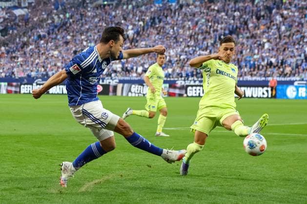 Gelsenkirchen, Germany, 01 08 25 Adrian Gantenbein FC Schalke 04 and Michal Karbownik Hertha BSC Berlin fighting for the ball during the 2 Bundesliga match between FC Schalke 04 Hertha BSC Berlin at Veltins Arena on August 01, 2025 in Gelsenkirchen, Germany Gelsenkirchen Veltins Arena Germany Copyright: xStefanxBrauer Brauer-Fotoagenturx