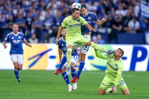 01 08 2025, Football, FC Schalke 04 Hertha BSC, 1 Matchday, 2 Soccer Bundesliga, Veltins Arena Gelsenkirchen, Season 2025 2026 Michal Karbownik Hertha BSC 33 and Michael Cuisance Hertha BSC 10 in duel against Amin Younes Schalke04 08 DFB regulations prohibit any use of photographs as image sequences and or quasi video Nordrhein Westfalen Germany