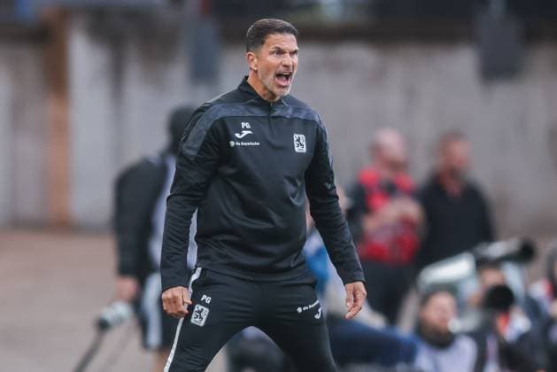Soccer 3 Liga 1 Matchday Rot Weiss Essen TSV 1860 Munich on 01 08 2025 at Stadion an der Hafenstraße in Essen Patrick Glöckner Coach Head Coach Munich DFB regulations prohibit any use of photographs as image sequences and or quasi video xJRx