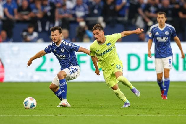 Gelsenkirchen, Germany, 01 08 25 Adrian Gantenbein FC Schalke 04 and Michal Karbownik Hertha BSC Berlin fighting for the ball during the 2 Bundesliga match between FC Schalke 04 Hertha BSC Berlin at Veltins Arena on August 01, 2025 in Gelsenkirchen, Germany Gelsenkirchen Veltins Arena Germany Copyright: xStefanxBrauer Brauer-Fotoagenturx