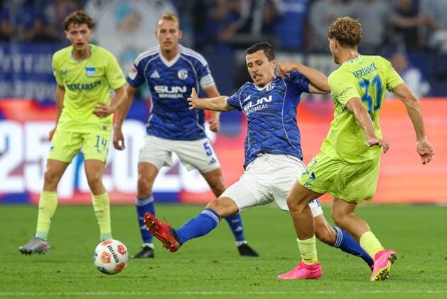 Gelsenkirchen, Germany, 01 08 25 Ron Schallenberg FC Schalke 04 and Marton Dardai Hertha BSC Berlin fighting for the ball during the 2 Bundesliga match between FC Schalke 04 Hertha BSC Berlin at Veltins Arena on August 01, 2025 in Gelsenkirchen, Germany Gelsenkirchen Veltins Arena Germany Copyright: xStefanxBrauer Brauer-Fotoagenturx