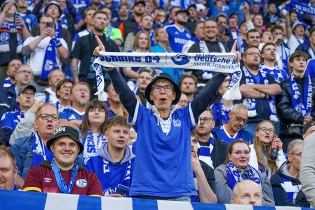 Germany Soccer 2 Bundesliga 2025 26, 11 Matchday FC Schalke 04 vs Hertha BSC VELTINS Arena Gelsenkirchen Schalke 04 fans in the stands, an older supporter with Schalke 04 cheers with raised arms, surrounded by other fans in blue and white, emotional atmosphere, Ruhrpott soccer passion, home game atmosphere Copyright: xJOERANxSTEINSIEKx