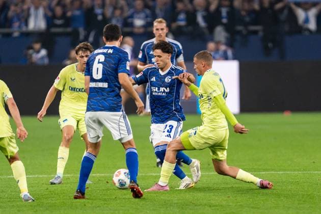 GER, 2 FBL FC Schalke 04 vs Hertha BSC Berlin 01 08 2025, Veltins Arena, Gelsenkirchen, GER, 2 FBL FC Schalke 04 vs Hertha BSC Berlin in the picture duel between Soufiane El Faouzi FC Schalke 04, 23 and Michael Michaël Cuisanc Hertha BSC Berlin, 10 nordphotoxGmbHxx xChristianxSchulze nph000300
