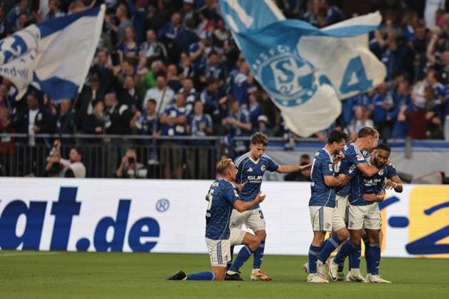 The FC Schalke 04 players celebrate the 1-0 goal by Moussa Sylla FC Schalke 04 during the match of the 2 Bundesliga season 2025 26 FC Schalke 04 Hertha BSC Copyright Thomas Pakusch
