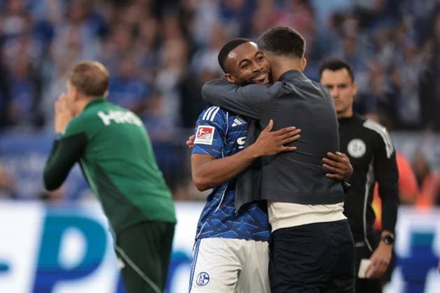 Moussa Sylla FC Schalke 04 is happy with head coach Miron Muslic FC Schalke 04 about his 1-0 goal during the match of the 2 Bundesliga season 2025 26 FC Schalke 04 Hertha BSC Copyright Thomas Pakusch