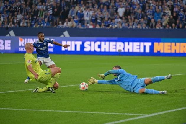 01 08 2025, Soccer, 2 Bundesliga, Season 2025 2026, 1 Matchday, FC Schalke 04 Hertha BSC, Toni Leistner Hertha BSC , Moussa Sylla FC Schalke 04 , xRHR PHOTO YYx Copyright: KROEGER RHR-FOTOx RHR-FOTO YY