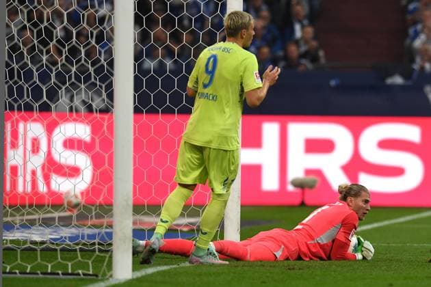 Dawid Kownacki Hertha BSC Berlin and goalkeeper Loris Karius FC Schalke 04 battle for the ball during the 2 Bundesliga match between FC Schalke 04 and Hertha BSC, Veltins Arena on August 01, 2025 in Gelsenkirchen, Germany, Germany Photo by Ralf Treese DeFodi Images Dawid Kownacki Hertha BSC Berlin and goalkeeper Loris Karius FC Schalke 04 battle for the ball during the 2 Bundesliga match between FC Schalke 04 and Hertha BSC at Veltins Arena on August 1, 2025 in Gelsenkirchen, Germany Photo by Ralf Treese DeFodi Images DFB DFL REGULATIONS PROHIBIT ANY USE OF PHOTOGRAPHS AS IMAGE SEQUENCES AND OR QUASI VIDEO Photo by Ralf Treese DeFodi Images