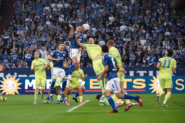 Nikola Katic FC Schalke 04 , li , scores the goal with this header to 2 0 01 08 2025, Soccer 2 Bundesliga, Season 2025 2026, 1 Matchday, FC Schalke 04 Hertha BSC Berlin DFL regulations prohibit any use of photographs as image sequences and or quasi video Gelsenkirchen Veltins Arena Nordrhein Westfalen Germany Team2