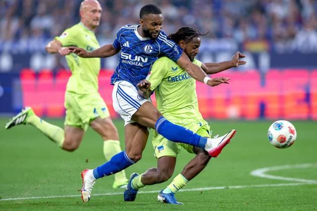 01 08 2025, Football, FC Schalke 04 Hertha BSC, 1 Matchday, 2 Soccer Bundesliga, Veltins Arena Gelsenkirchen, Season 2025 2026 Moussa Sylla Schalke04 09 in duel against Deyovaisio Zeefuik Hertha BSC 42 DFB regulations prohibit any use of photographs as image sequences and or quasi video Nordrhein Westfalen Germany