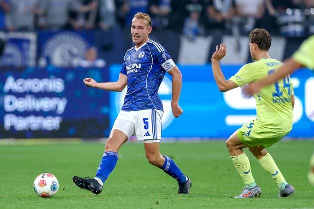 01 08 2025, Football, FC Schalke 04 Hertha BSC, 1 Matchday, 2 Soccer Bundesliga, Veltins Arena Gelsenkirchen, Season 2025 2026 Timo Becker Schalke04 05 in duel against Maurice Krattenmacher Hertha BSC 14 DFB regulations prohibit any use of photographs as image sequences and or quasi video Nordrhein Westfalen Germany