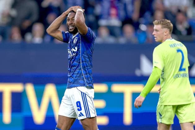 01 08 2025, Football, FC Schalke 04 Hertha BSC, 1 Matchday, 2 Soccer Bundesliga, Veltins Arena Gelsenkirchen, Season 2025 2026 Moussa Sylla Schalke04 09 Disappointment Disappointed beats his hands over his head DFB regulations prohibit any use of photographs as image sequences and or quasi video North Rhine-Westphalia Germany