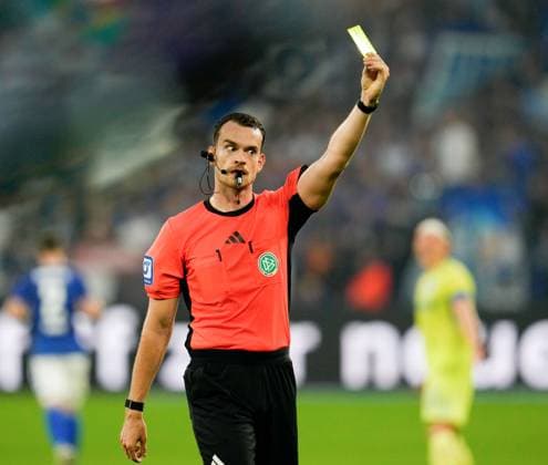 Referee Richard Hempel shows the yellow card GER, FC Schalke 04 vs Hertha BSC, Football, 2 Bundesliga, Matchday 1, Season 2025 2026, 01 08 2025 DFL REGULATIONS PROHIBIT ANY USE OF PHOTOGRAPHS AS IMAGE SEQUENCES AND OR QUASI VIDEO GER, FC Schalke 04 vs Hertha BSC, Football, 2 Bundesliga, Matchday 1, Season 2025 2026, 01 08 2025 Gelsenkirchen Copyright: xEibner-Pressefoto ScottxColemanx EP_SCN