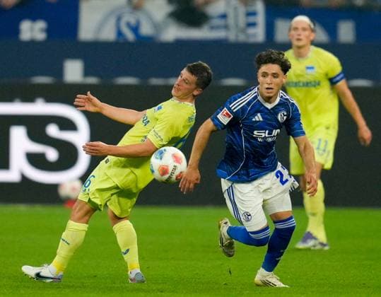 Diego Demme Hertha BSC, 6 and Soufiane El Faouzi FC Schalke 04, 23 GER, FC Schalke 04 vs Hertha BSC, Football, 2 Bundesliga, Matchday 1, Season 2025 2026, 01 08 2025 DFL REGULATIONS PROHIBIT ANY USE OF PHOTOGRAPHS AS IMAGE SEQUENCES AND OR QUASI VIDEO GER, FC Schalke 04 vs Hertha BSC, Football, 2 Bundesliga, Matchday 1, Season 2025 2026, 01 08 2025 Gelsenkirchen Copyright: xEibner-Pressefoto ScottxColemanx EP_SCN