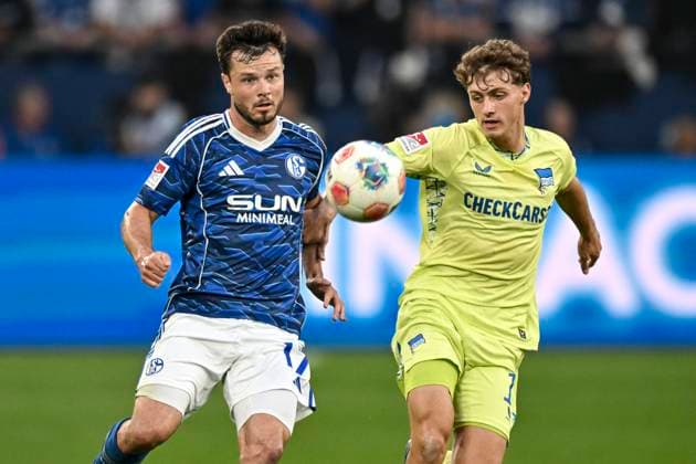 from left in duel Adrian Gantenbein Schalke 17 Maurice Krattenmacher Hertha 14 01 08 2025 Soccer FC Schalke 04 vs Hertha BSC, Veltins Arena, Gelsenkirchen, DFB DFL REGULATIONS PROHIBIT ANY USE OF PHOTOGRAPHS AS IMAGE SEQUENCES AND OR QUASI VIDEO Copyright: xpepphotox xHorstxMauelshagenx pep00321, pep_20250801_hm_98034