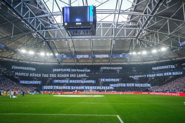 Germany Football 2 Bundesliga 2025 26, 11 Matchday FC Schalke 04 vs Hertha BSC VELTINS Arena Gelsenkirchen Schalke fans present a large protest choreography with banners on financial crises, sporting downturns, license worries, media agitation and internal power struggles, emotional atmosphere in the stadium, full support of the supporters, atmosphere Master of Hearts Copyright: xJOERANxSTEINSIEKx