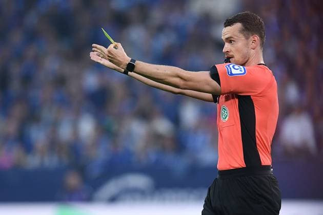 Soccer 2 Bundesliga 1 Matchday FC Schalke 04 Hertha BSC Berlin on 01 08 2025 at the Veltins Arena in Gelsenkirchen Referee Richard Hempel shows the yellow card DFL regulations prohibit any use of photographs as image sequences and or quasi video xRx