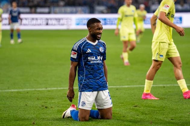 GER, 2 FBL FC Schalke 04 vs Hertha BSC Berlin 01 08 2025, Veltins Arena, Gelsenkirchen, GER, 2 FBL FC Schalke 04 vs Hertha BSC Berlin in the picture Moussa Sylla FC Schalke 04, 9 sits on his knees, laughs, has fun, good mood, gestures, facial expressions, emotions Calls on the fans to support him nordphotoxGmbHxx xChristianxSchulze nph000300