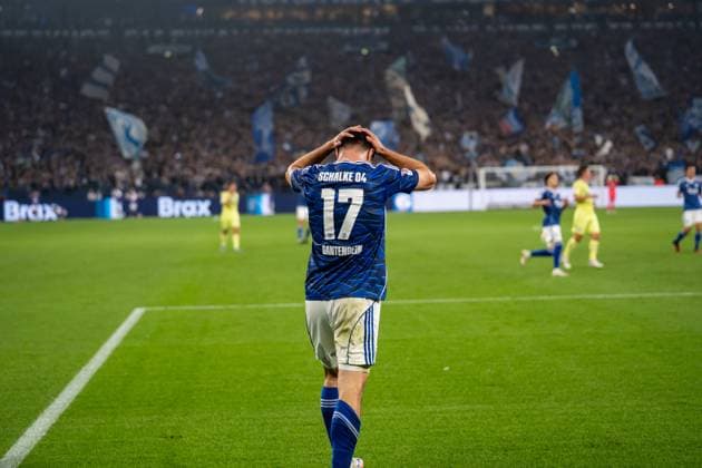 GER, 2 FBL FC Schalke 04 vs Hertha BSC Berlin 01 08 2025, Veltins Arena, Gelsenkirchen, GER, 2 FBL FC Schalke 04 vs Hertha BSC Berlin in the picture Adrian Gantenbein FC Schalke 04, 17 hands over his head, gestures, facial expressions, emotions, is angry, disappointed nordphotoxGmbHxx xChristianxSchulze nph000300
