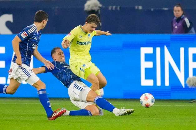 Nikola KatiÄ‡ FC Schalke 04 and Maurice Krattenmacher Hertha BSC battle for the ball during the 2 Bundesliga match between FC Schalke 04 and Hertha BSC, Veltins Arena on August 01, 2025 in Gelsenkirchen, Germany Photo by Alex Gottschalk DeFodi Images Nikola KatiÄ‡ FC Schalke 04 and Maurice Krattenmacher Hertha BSC battle for the ball during the 2 Bundesliga match between FC Schalke 04 and Hertha BSC at Veltins Arena on August 1, 2025 in Gelsenkirchen, Germany Photo by Alex Gottschalk DeFodi Images DFB DFL REGULATIONS PROHIBIT ANY USE OF PHOTOGRAPHS AS IMAGE SEQUENCES AND OR QUASI VIDEO Photo by Alex Gottschalk DeFodi Images DFB DFL REGULATIONS PROHIBIT ANY USE OF PHOTOGRAPHS AS IMAGE SEQUENCES AND OR QUASI VIDEO