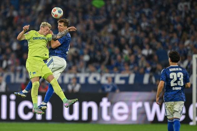01 08 2025, Football, 2 Bundesliga, Season 2025 2026, 1 Matchday, FC Schalke 04 Hertha BSC, Dawid Kownacki Hertha BSC , Vitalie Becker FC Schalke 04 xRHR PHOTO YYx Copyright: KROEGER RHR-FOTOx RHR-FOTO YY