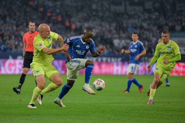 01 08 2025, Soccer, 2 Bundesliga, Season 2025 2026, 1 Matchday, FC Schalke 04 Hertha BSC, Toni Leistner Hertha BSC , Christopher Antwi Adjei FC Schalke 04 xRHR PHOTO YYx Copyright: KROEGER RHR-FOTOx RHR-FOTO YY