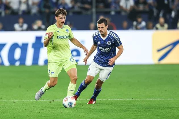 Sport, Football, 2 Bundesliga Season 2025 2026 1 Matchday FC Schalke 04 Hertha BSC Berlin 01 08 2025, VELTINS Arena duel Maurice Krattenmacher Hertha BSC Berlin, 14 Ron Schallenberg Schalke 04, 6 Gelsenkirchen VELTINS Arena North Rhine-Westphalia Germany