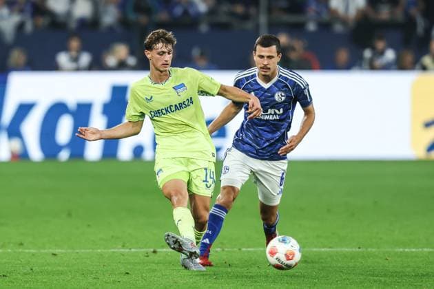 Sport, Football, 2 Bundesliga Season 2025 2026 1 Matchday FC Schalke 04 Hertha BSC Berlin 01 08 2025, VELTINS Arena duel Maurice Krattenmacher Hertha BSC Berlin, 14 Ron Schallenberg Schalke 04, 6 Gelsenkirchen VELTINS Arena North Rhine-Westphalia Germany