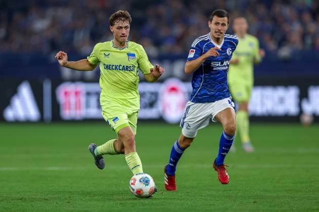 01 08 2025, Football, FC Schalke 04 Hertha BSC, 1 Matchday, 2 Soccer Bundesliga, Veltins Arena Gelsenkirchen, Season 2025 2026 Maurice Krattenmacher Hertha BSC 14 in duel against Ron Schallenberg Schalke04 06 DFB regulations prohibit any use of photographs as image sequences and or quasi video Nordrhein Westfalen Germany