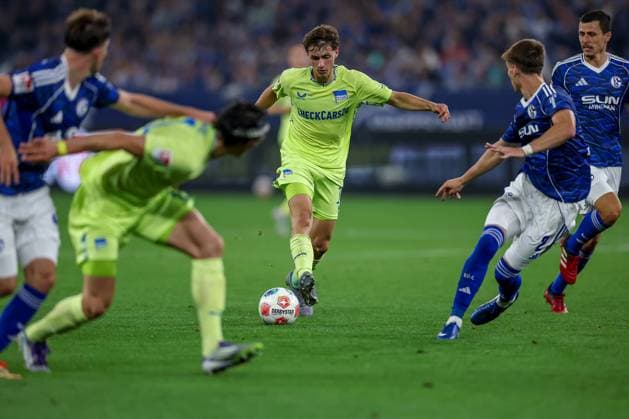 01 08 2025, Football, FC Schalke 04 Hertha BSC, 1 Matchday, 2 Soccer Bundesliga, Veltins Arena Gelsenkirchen, Season 2025 2026 Maurice Krattenmacher Hertha BSC 14 in duel against Ron Schallenberg Schalke04 06 DFB regulations prohibit any use of photographs as image sequences and or quasi video Nordrhein Westfalen Germany