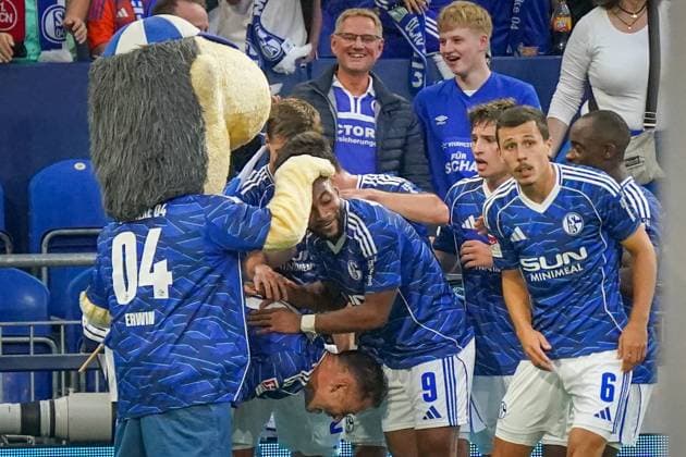 Germany Soccer 2 Bundesliga 2025 26, 11 Matchday FC Schalke 04 vs Hertha BSC VELTINS Arena Gelsenkirchen Goal and goal celebration and strokes from mascot Erwin for goal scorer Moussa Sylla Schalke 04, 9 Copyright: xJOERANxSTEINSIEKx