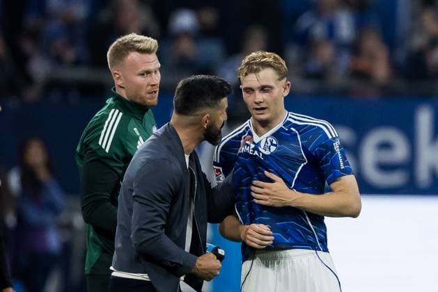 2 Soccer Bundesliga FC Schalke 04 Hertha BSC Berlin 01 08 2025 Miron Muslic Coach Schalke 04 grabs Peter Remmert FC Schalke 04, 39 by the collar and talks to him 2 Soccer Bundesliga FC Schalke 04 Hertha BSC Berlin Gelsenkirchen, VELTINS Arena on 01 08 2025 DFL REGULATIONS PROHIBIT ANY USE OF PHOTOGRAPHS AS IMAGE SEQUENCES AND OR QUASI VIDEO Copyright: xBEAUTIFULxSPORTS Wunderlx