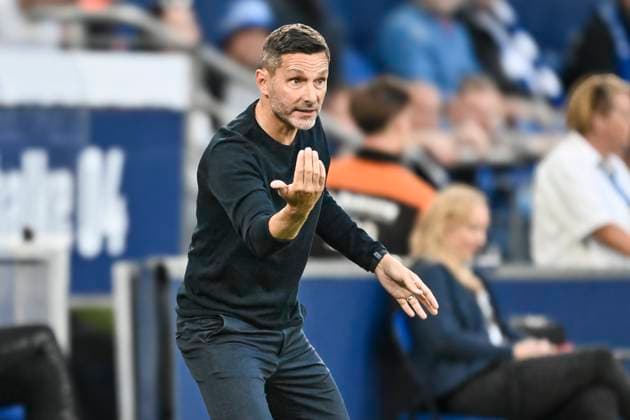 Stefan Leitl Hertha Coach Gesture Gesticulated 01 08 2025 Soccer FC Schalke 04 vs Hertha BSC, Veltins Arena, Gelsenkirchen, DFB DFL REGULATIONS PROHIBIT ANY USE OF PHOTOGRAPHS AS IMAGE SEQUENCES AND OR QUASI VIDEO Copyright: xpepphotox xHorstxMauelshagenx pep00321, pep_20250801_hm_97835