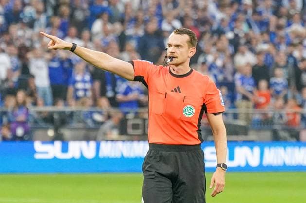 Germany Soccer 2 Bundesliga 2025 26, 11 Matchday FC Schalke 04 vs Hertha BSC VELTINS Arena Gelsenkirchen Referee Richard Hempel Copyright: xJOERANxSTEINSIEKx