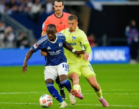 Christopher Antwi Adjei FC Schalke 04, 18 vs Michael Bruno Dominique Cuisance Hertha BSC, 10 GER, FC Schalke 04 vs Hertha BSC, Football, 2 Bundesliga, Matchday 1, Season 2025 2026, 01 08 2025 DFL REGULATES PROHIBIT ANY USE OF PHOTOGRAPHS AS IMAGE SEQUENCES AND OR QUASI VIDEO GER, FC Schalke 04 vs Hertha BSC, Football, 2 Bundesliga, 1 Matchday, Season 2025 2026, 01 08 2025 Gelsenkirchen Copyright: xEibner-Pressefoto ScottxColemanx EP_SCN