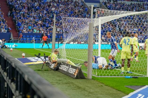 Germany Soccer 2 Bundesliga 2025 26, 11 Matchday FC Schalke 04 vs Hertha BSC VELTINS Arena Gelsenkirchen Hertha BSC player lands in the goal net after a tackle, cameras on the ground, dramatic scene in the penalty area, hard-fought game, Ruhrpott soccer intensity Copyright: xJOERANxSTEINSIEKx