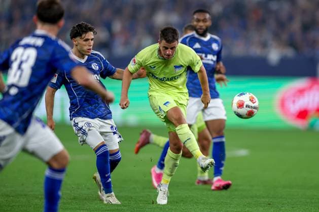 01 08 2025, Football, FC Schalke 04 Hertha BSC, 1 Matchday, 2 Soccer Bundesliga, Veltins Arena Gelsenkirchen, Season 2025 2026 Diego Demme Hertha BSC 06 in duel against Soufiane El Faouzi Schalke04 23 DFB regulations prohibit any use of photographs as image sequences and or quasi video Nordrhein Westfalen Germany