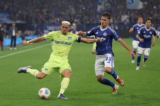 Fabian Reese Hertha BSC Berlin and Vitalie Becker FC Schalke 04 in a duel during the 2 Bundesliga match between FC Schalke 04 and Hertha BSC, Veltins Arena on August 01, 2025 in Gelsenkirchen, Germany, Germany Photo by Oliver Kaelke DeFodi Images Fabian Reese Hertha BSC Berlin and Vitalie Becker FC Schalke 04 battle for the ball during the 2 Bundesliga match between FC Schalke 04 and Hertha BSC at Veltins Arena on August 1, 2025 in Gelsenkirchen, Germany Photo by Oliver Kaelke DeFodi Images DFB DFL REGULATIONS PROHIBIT ANY USE OF PHOTOGRAPHS AS IMAGE SEQUENCES AND OR QUASI VIDEO Photo by Oliver Kaelke DeFodi Images