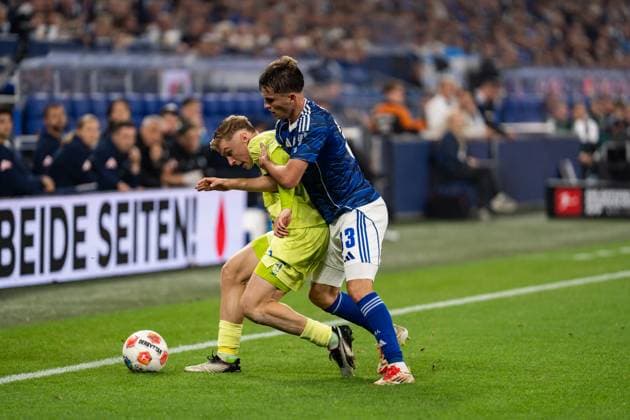 GER, 2 FBL FC Schalke 04 vs Hertha BSC Berlin 01 08 2025, Veltins Arena, Gelsenkirchen, GER, 2 FBL FC Schalke 04 vs Hertha BSC Berlin in the picture duel between Julian Eitschberger Hertha BSC Berlin, 2 and Vitalie Becker FC Schalke 04, 33 nordphotoxGmbHxx xChristianxSchulze nph000300