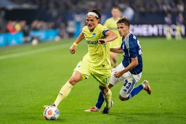 GER, 2.FBL FC Schalke 04 vs Hertha BSC Berlin 01.08.2025, Veltins Arena, Gelsenkirchen, GER, 2.FBL FC Schalke 04 vs Hertha BSC Berlin im Bild: Zweikampf zwischen Fabian Reese (Hertha BSC Berlin, 11) und Vitalie Becker (FC Schalke 04, 33) *** GER, 2 FBL FC Schalke 04 vs Hertha BSC Berlin 01 08 2025, Veltins Arena, Gelsenkirchen, GER, 2 FBL FC Schalke 04 vs Hertha BSC Berlin in the picture duel between Fabian Reese Hertha BSC Berlin, 11 and Vitalie Becker FC Schalke 04, 33 nordphotoxGmbHxx xChristianxSchulze nph000300