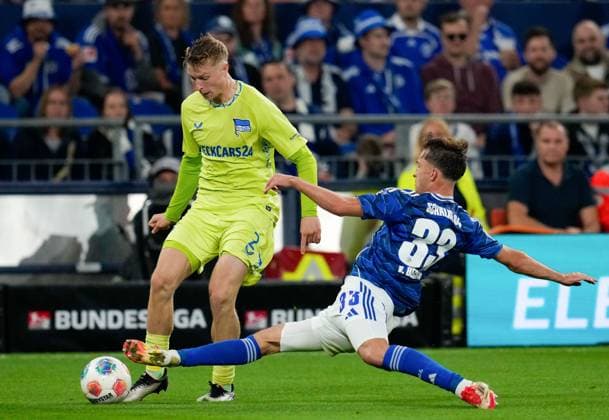 Julian Eitschberger Hertha BSC, 2 vs Peter Remmert FC Schalke 04, 39 GER, FC Schalke 04 vs Hertha BSC, Football, 2 Bundesliga, 1 Matchday, Season 2025 2026, 01 08 2025 DFL REGULATIONS PROHIBIT ANY USE OF PHOTOGRAPHS AS IMAGE SEQUENCES AND OR QUASI VIDEO GER, FC Schalke 04 vs Hertha BSC, Football, 2 Bundesliga, 1 Matchday, Season 2025 2026, 01 08 2025 Gelsenkirchen Copyright: xEibner-Pressefoto ScottxColemanx EP_SCN