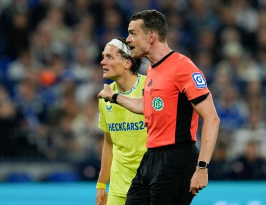Fabian Reese Hertha BSC, 11 and referee Richard Hempel react after a scene GER, FC Schalke 04 vs Hertha BSC, Football, 2 Bundesliga, Matchday 1, Season 2025 2026, 01 08 2025 DFL REGULATES PROHIBIT ANY USE OF PHOTOGRAPHS AS IMAGE SEQUENCES AND OR QUASI VIDEO GER, FC Schalke 04 vs Hertha BSC, Football, 2 Bundesliga, Matchday 1, Season 2025 2026, 01 08 2025 Gelsenkirchen Copyright: xEibner-Pressefoto ScottxColemanx EP_SCN