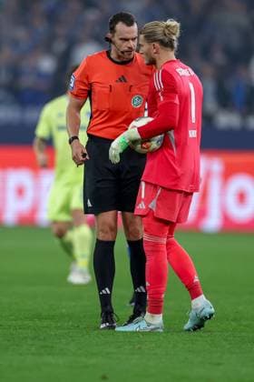 01 08 2025, Football, FC Schalke 04 Hertha BSC, 1 Matchday, 2 Soccer Bundesliga, Veltins Arena Gelsenkirchen, Season 2025 2026 Referee Richard Hempel next to goalkeeper Loris Karius Schalke04 01 DFB regulations prohibit any use of photographs as image sequences and or quasi video North Rhine-Westphalia Germany