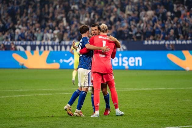 GER, 2 FBL FC Schalke 04 vs Hertha BSC Berlin 01 08 2025, Veltins Arena, Gelsenkirchen, GER, 2 FBL FC Schalke 04 vs Hertha BSC Berlin in the picture Loris Karius FC Schalke 04, 1 Ron Schallenberg FC Schalke 04, 6 Vitalie Becker FC Schalke 04, 33 cheering together, celebrating the victory, rejoicing, gestures, facial expressions, emotions nordphotoxGmbHxx xChristianxSchulze nph000300